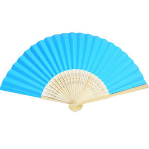 Éventail pliant traditionnel noir en soie imitée, en bambou, sculpté avec motifs d'art populaire, idéal pour les fêtes élégantes - Product Image 4