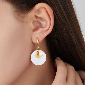 Pendientes de Moda para Mujer, Clásicos, de Acero Inoxidable, Resistentes al Agua, Chapados en Oro de 14k y 18k, con Diseño de Concha - Product Image 2