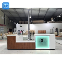 Comptoir de caisse moderne pour café, unité de présentation en bois, espace de vente de pain, aménagement de magasin