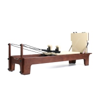 Tmax Roteichen-Holz Pilates Reformer Braunes Mokka-Beige Leder Rotes Walnuss-Pilates Core Bett Reformer Ausrüstung