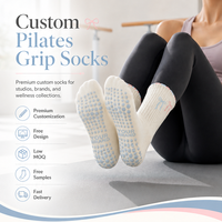 Chaussettes de yoga avec logo tricoté personnalisé, chaussettes de sport antidérapantes en silicone pour femmes, chaussettes de fitness Pilates en coton, chaussettes à grip pour femmes, vente en gros