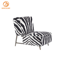 Fauteuil d'appoint géométrique moderne avec tissu imprimé léopard, fauteuil lounge rembourré de style boîte avec structure métallique pour hôtel de charme