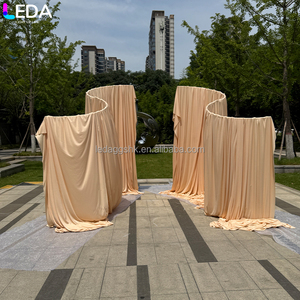 Decoración Artística para Bodas LEDA de Estilo Moderno con Tela Beige y Marco Metálico Ondulado - Product Image 4