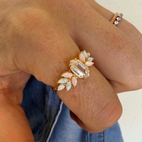 Bague Papillon LYBURCHI en Alliage de Laiton Plaqué Or 14K/18K avec Pierres CZ Scintillantes et Opale Rose Arc-en-ciel, Bijou Tendance d'Inspiration Vintage