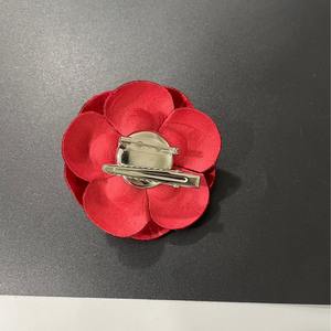 Fermaglio per Capelli Ecologico con Camelia Rossa di Jennie Kim, Clip in Tessuto di Seta Tinta Unita per Uso Casual Estivo - Product Image 3