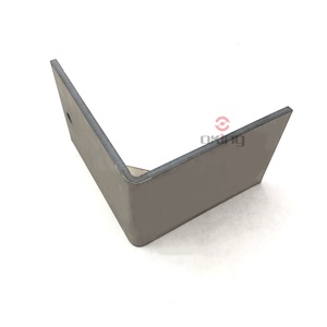 Les murs extérieurs en pierre robustes sont fixés avec de grands supports d'angle soudés en acier inoxydable - Product Image 6