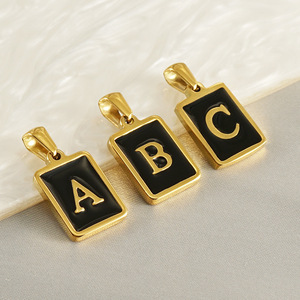 Amuleto de Letra Cuadrada Negra |   Colgante Rectangular de Acero Inoxidable Chapado en Oro PVD de 18K con Inicial del Alfabeto en Esmalte |   Resistente al agua y duradero - Product Image 1