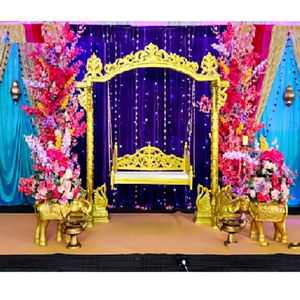 Columpio de madera tallada colorido para ceremonia Roka de boda punjabi, columpio rojo para boda india/Jhula, último modelo en oferta en EE. UU. - Product Image 1