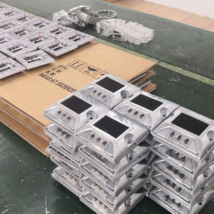 2 стороны безопасности солнечной энергии ip68 Водонепроницаемый кошачий глаз мигающий тротуар маркер на подъездной дорожке Солнечный Мигающий алюминиевый - Product Image 5