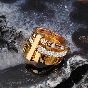 Anillo de Lujo con Números Romanos e Incrustaciones de Cristal |   Anillo de Acero Inoxidable de Triple Capa con Baño de Oro PVD |   Impermeable e Hipoalergénico - Product Image 5