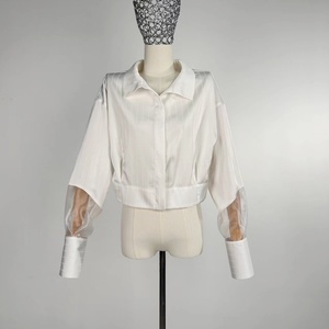 Camicia <span class=keywords><strong>in</strong></span> Raso Sofisticata di Ispirazione Francese, Camicia da Donna su Misura alla Moda con Pannello <span class=keywords><strong>in</strong></span> <span class=keywords><strong>Tulle</strong></span> e Maniche Trasparenti - Product Image 2