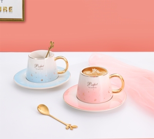 Tasse à café en porcelaine de luxe de 8 oz à bord doré et dégradé de couleur, avec cuillère et assiette dorées - Product Image 6