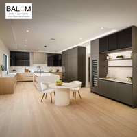 Meubles de cuisine BALOM OEM ODM minimalistes gris foncé et bois avec comptoir en pierre, tour de présentation ouverte et îlot de cuisine