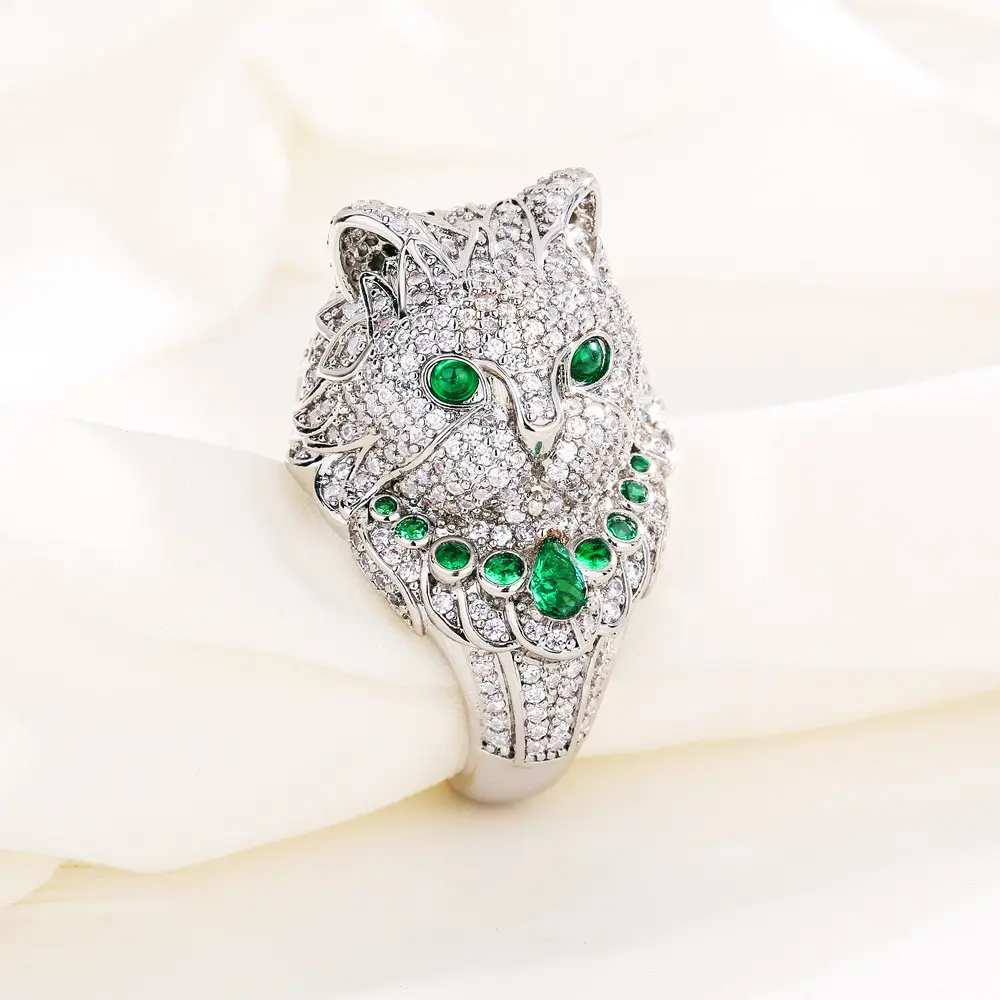 New European and American fashion jewelry platinum heavy industry inlaid synthetic emerald kitten ring cute ring accessories
