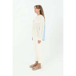 Blusa de popelina beige y azul para mujer con bolsillo frontal y detalle de rayas en la espalda - Product Image 4