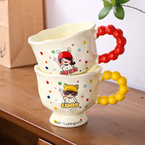 Taza de cerámica con diseño de lunares de dibujos animados, 350 ml, con asa, para desayuno o regalo. - Product Image 1