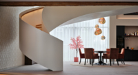 Escalier en colimaçon de luxe personnalisé avec marches en chêne et éclairage LED à capteur