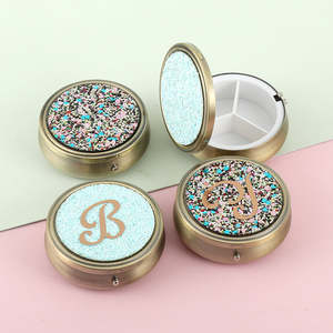 Étui à pilules personnalisé avec initiales et paillettes, avec miroir, 3 compartiments, organiseur de pilules portable, bleu, rond, en métal, classique - Product Image 1