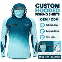 Chemise de pêche à capuche personnalisable avec logo, manches longues, protection UPF 50, en polyester, avec cache-cou, poche poitrine zippée, empiècements en mesh et lingette pour lunettes