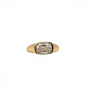 Bague classique en or jaune avec diamant taille émeraude, bijou de fiançailles unisexe - Product Image 1