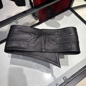 女性用本革ワイドコルセットウエストベルト、アシンメトリーポイントヘム、調節可能なシープスキンウエストバンド - Product Image 6