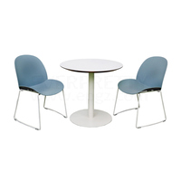 Tables et chaises en ciment d'extérieur, ensemble de table et de chaises en plastique blanc d'extérieur. Table et chaises portables d'extérieur