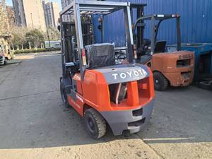 Chariot élévateur Toyota 8FD d'occasion, 3 tonnes, mât 3 étages, moteur diesel, faible nombre d'heures, hauteur de levage 4500 mm, roulement moteur, boîte de vitesses, bien entretenu - Product Image 2