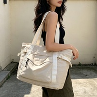 Tas Bahu Wanita Populer untuk Perjalanan, Tas Selempang Kasual Outdoor dari Bahan Nylon, Tas Bahu Perjalanan dengan Tali Lebar yang Dapat Disesuaikan