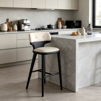 Tabouret de bar moderne en tissu léger rembourré, avec dossier incurvé et structure en bois massif