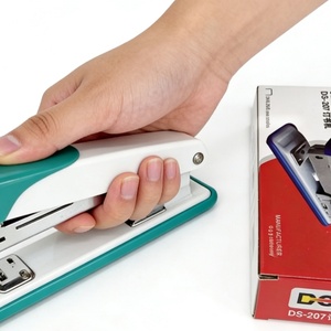 Agrafeuse manuelle portable mini format économique pour bureau, agrafeuse colorée pour étudiants, papeterie pour l'école et le bureau - Product Image 3