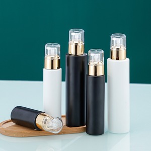 ขวดแก้วสีดำด้านและสีขาวพร้อมหัวปั๊มขนาด 30 มล. สำหรับเซรั่ม โทนเนอร์ และเครื่องสำอางแบบเติมได้ - Product Image 1