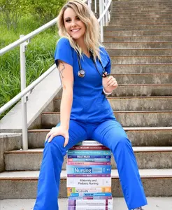 Le uniformi dell'infermiera di prezzi bassi della grande fabbrica della cina sfregano gli scrub dell'ospedale Unisex con l'oem su ordinazione