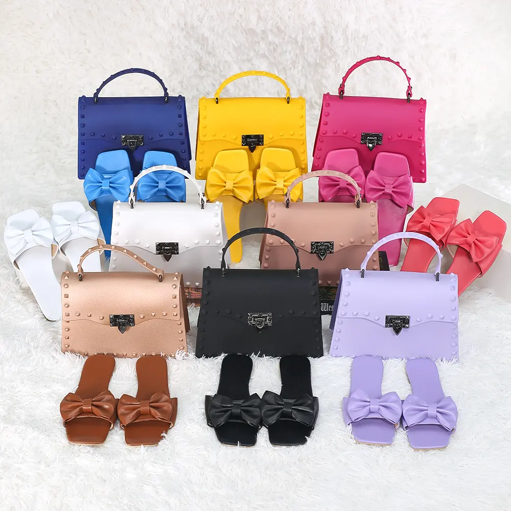 2023 Neue personal isierte Mode PVC Jelly Bag Nieten Tragbare Umhängetasche Damen Handtasche Geldbörse und Bogen Flache Sandalen Set