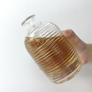 Botella de alcohol en forma de oliva con patrón tallado - Product Image 2