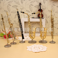 Ensemble de mini-instruments de musique en cuivre plaqué or 24 carats, modèle de fabricant, avec boîte carrée noire, contenant des basson, flûte et saxophone