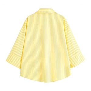 เสื้อเชิ้ตแขนยาวผู้หญิง/ผู้ชาย แบบเรียบง่าย สไตล์ลำลอง สำหรับฤดูร้อน ผ้าทวิล 100% โพลีเอสเตอร์ คอวี มีโลโก้ด้านหน้า พร้อมกระเป๋าติด - Product Image 2