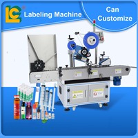 Machine d'étiquetage automatique horizontale haute vitesse avec chargeur automatique pour crayons, baumes à lèvres et autocollants pour contenants ronds en plastique
