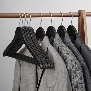Percha de madera maciza negra para trajes, hoteles, tipo gancho rectangular, organizador de ropa - Product Image 1