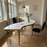 Table à manger de luxe moderne en forme de S avec pieds dorés, structure en acier inoxydable et plateau en marbre pour hôtels et mariages