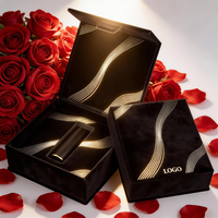 Scatola Regalo Personalizzata in Velluto Rosso con Design Ispirato alle Ventagli e Linee in Rilievo per Branding in Stile Cinese
