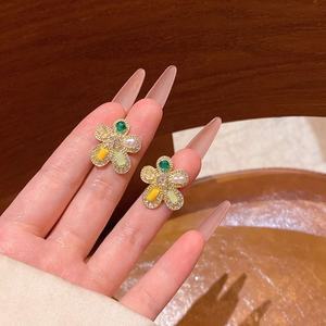 ต่างหูโลหะผสมชุบทองรูปดาวห้าแฉกสีสันสดใสสำหรับผู้หญิงแฟชั่นปาร์ตี้อเนกประสงค์หรูหราสำหรับวันหยุดริมทะเล - Product Image 3