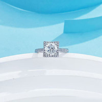 Anello di Fidanzamento alla Moda con Taglio Princess, Gambo Dritto a 4 Griffe, Grande Impatto Estetico, in Platino Pt950, con Diamante Coltivato in Laboratorio, per Donna
