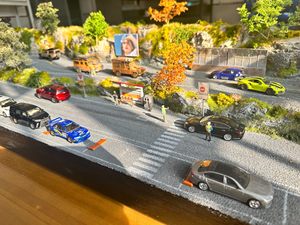 TOMICA Diorama in Scala 1:64 Scena Autostradale e Fluviale con <span class=keywords><strong>Auto</strong></span> in Metallo - Modello Paesaggistico in Miniatura Personalizzato per Collezionisti (Modello 2638 120x40cm) - Product Image 4