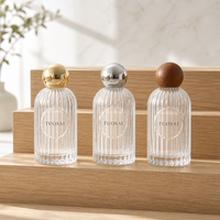 Flacon de parfum en verre transparent de luxe élégant 50 ml, design à rayures verticales, col noir, pulvérisateur à pompe, diffuseur à bâtonnets, crème pour le visage
