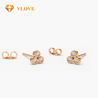 Boucles d'oreilles clous personnalisées en or massif 14 carats avec trois diamants de laboratoire, serti clos, motif trèfle, pour femme