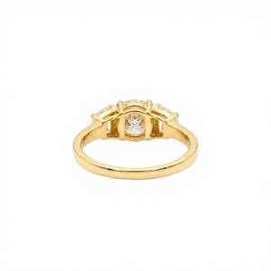 Anillo de Compromiso de Tres Piedras con Diamantes Cultivados en Laboratorio, Corte Redondo y Baguette Cónico, Oro Amarillo de 14K, Peso Total de Diamantes de 2.05 CT - Product Image 4