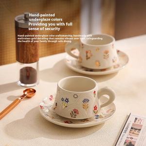 Tazza da <span class=keywords><strong>caffè</strong></span> floreale scintillante ad alto valore di lusso in ceramica pesante per uso domestico goffrato piccolo fiore Latte Art tazza presenta - Product Image 2