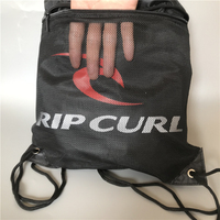 Sac de sport en polyester noir personnalisé avec cordon de serrage, idéal pour la plage et le surf, sac à dos de transport avec poche en filet zippée