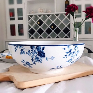 Assiettes et plats en porcelaine bleue et blanche avec motif rose en encre aquarelle sous glaçure - Product Image 6