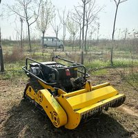 Tondeuse sur chenilles à grand réservoir de carburant pour une tonte ininterrompue sur les grandes prairies des ranchs périurbains